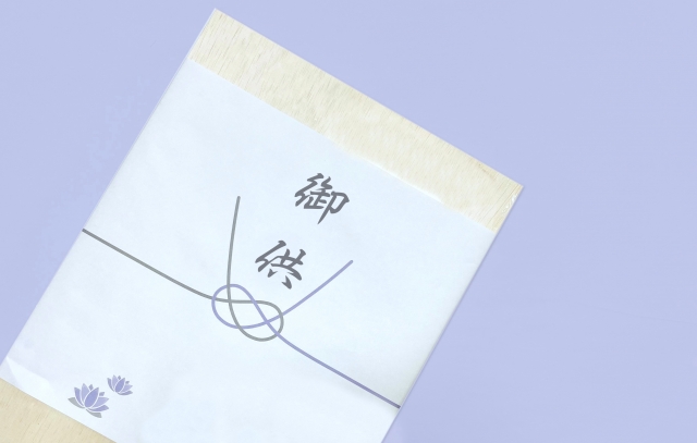 御供の掛け紙がかかった初盆のお供え品のイメージ