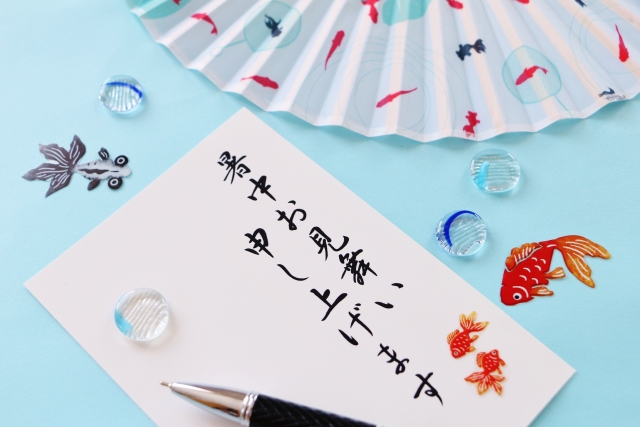 暑中見舞いの返事を書くはがきとペンのイメージ