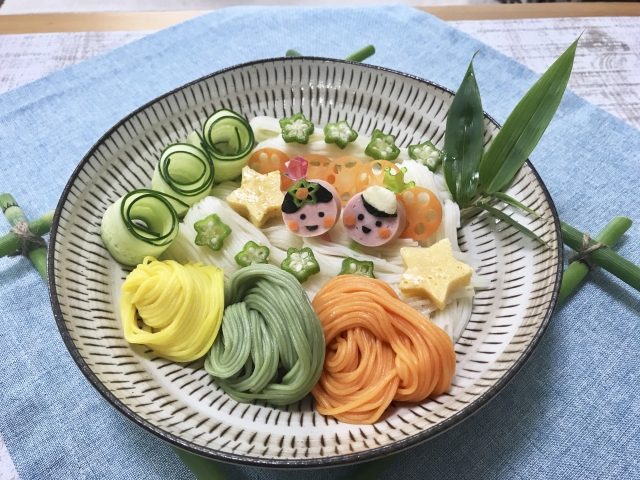 星形の玉子とオクラなどの具材をのせた七夕そうめん