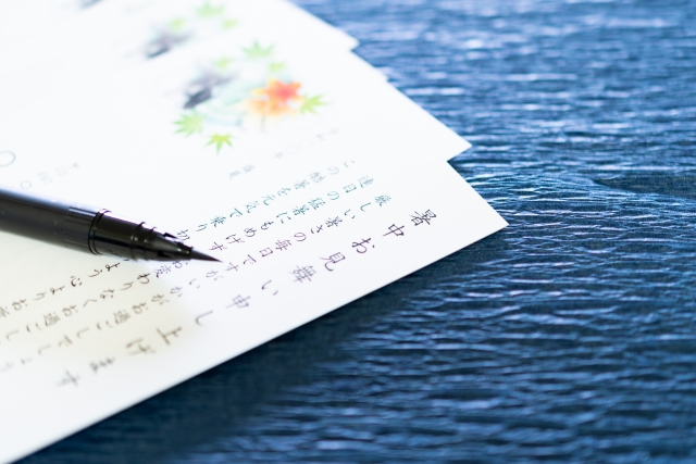 暑中見舞いはがきに筆ペンで一言添えるイメージ