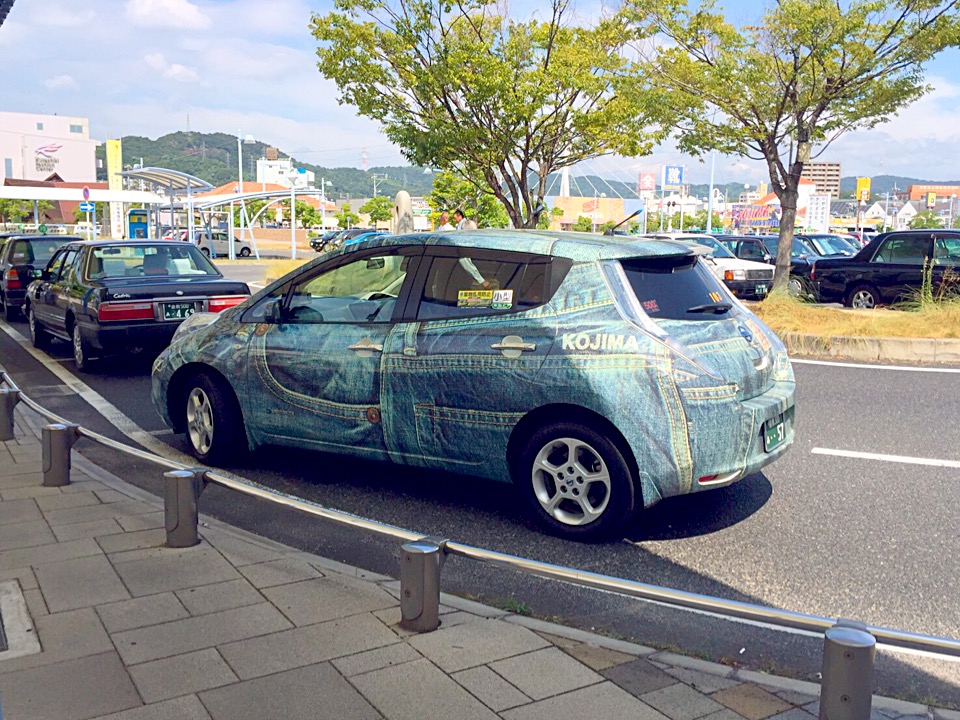 デニムタクシー左斜め後ろから