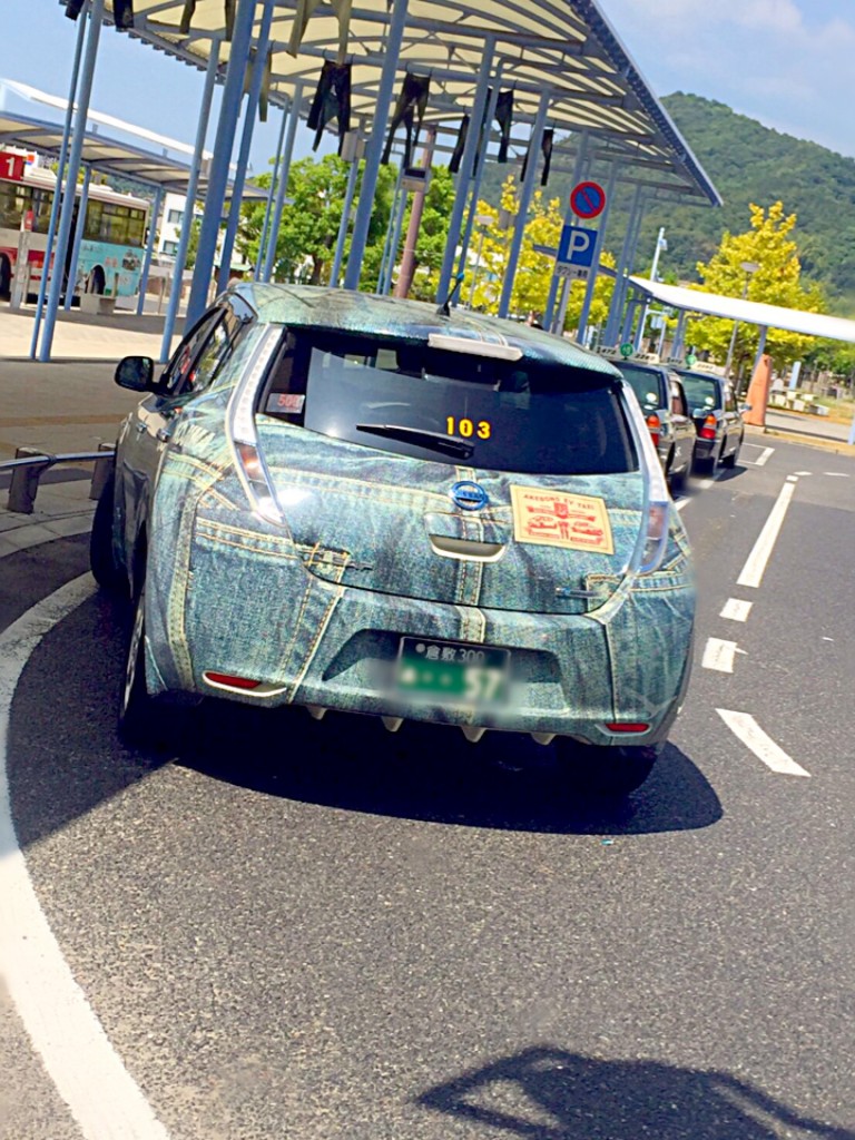 デニムタクシー後ろ姿