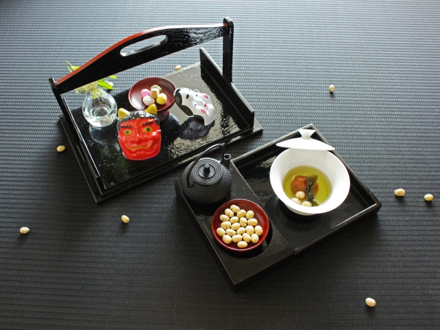 節分の福豆で福茶を作った様子、置くには豆菓子とおかめと赤鬼のミニお面のおもてなし