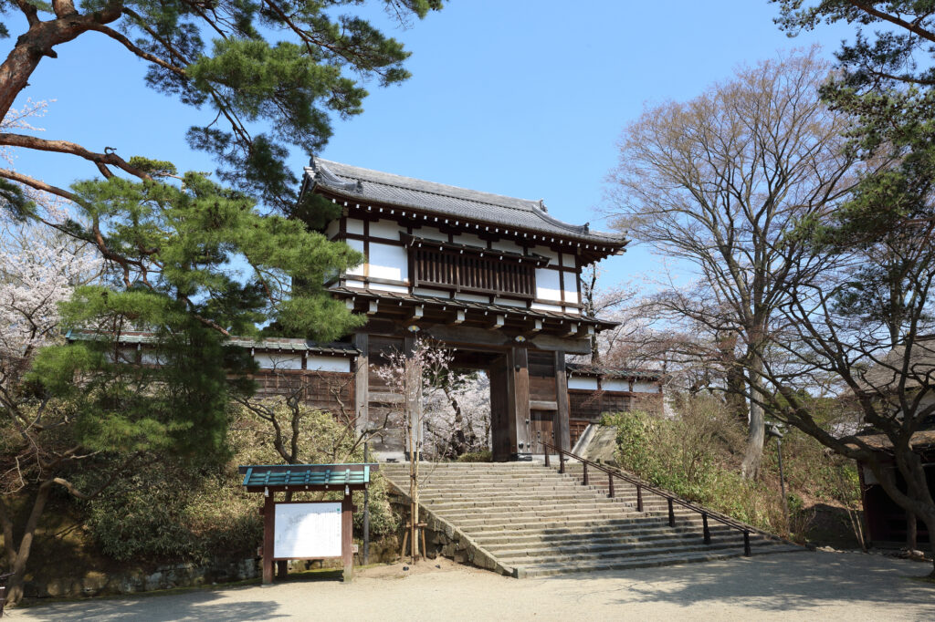 千秋公園の表門(一の門)