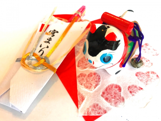 お宮参りの破魔矢と招き猫