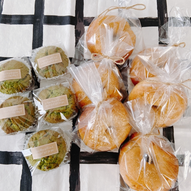 透明な袋に麻の紐でラッピングされたベーグルとマスキングテープでラッピングされたマフィンの写真