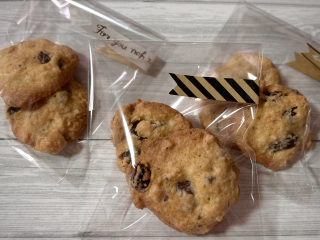手作りチョコクッキーを自分でラッピングしている写真