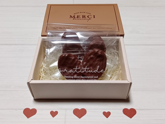 箱入りのハート型のチョコが箱が開封された写真