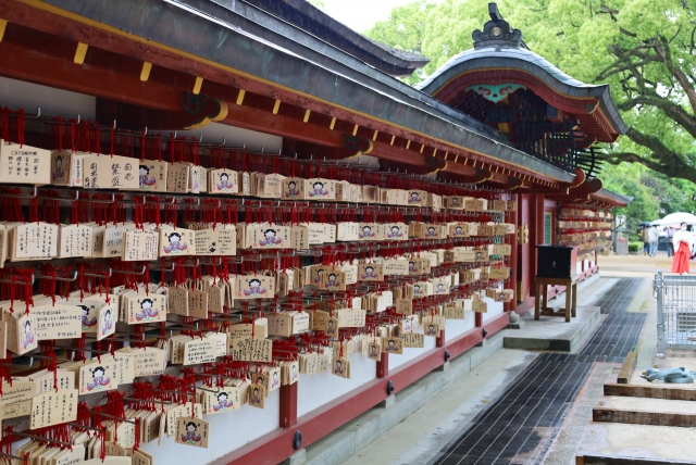 神社に並ぶ絵馬の様子