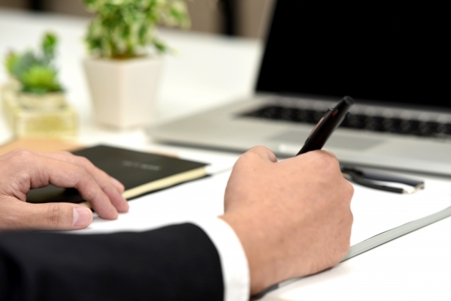 文章を書くビジネスマン