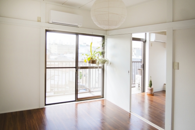 部屋の窓とエアコン