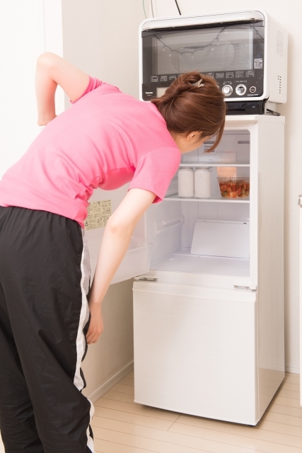 冷蔵庫を覗く女性