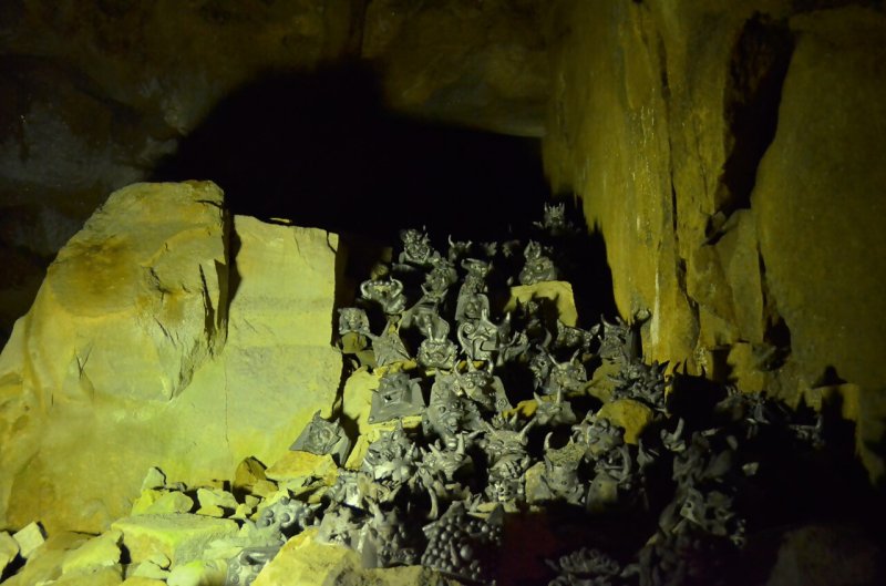 女木島の大洞窟の中の鬼瓦で埋め尽くされている様子