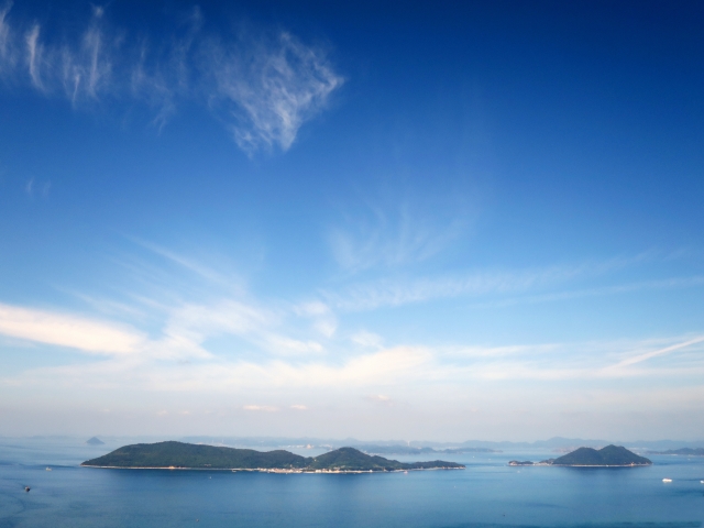 瀬戸内海に並ぶ女木島と男木島の景色