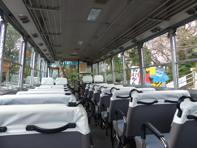 鬼ヶ島大洞窟行きのバスの中と車窓から見る洞窟入口