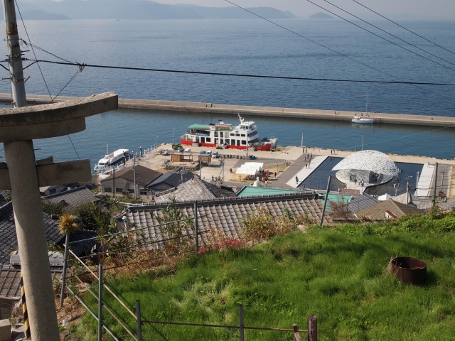 男木島から男木港に停まるめおん2と男木交流館を見下ろした風景