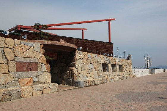 女木島港にある鬼の館入り口