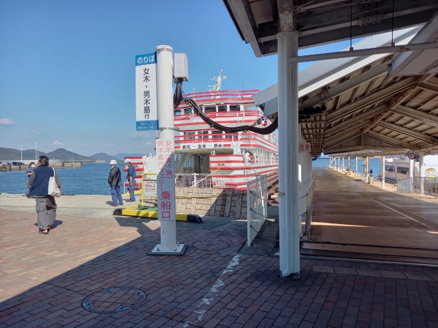 男木島女木島を結ぶフェリーしましまめおん